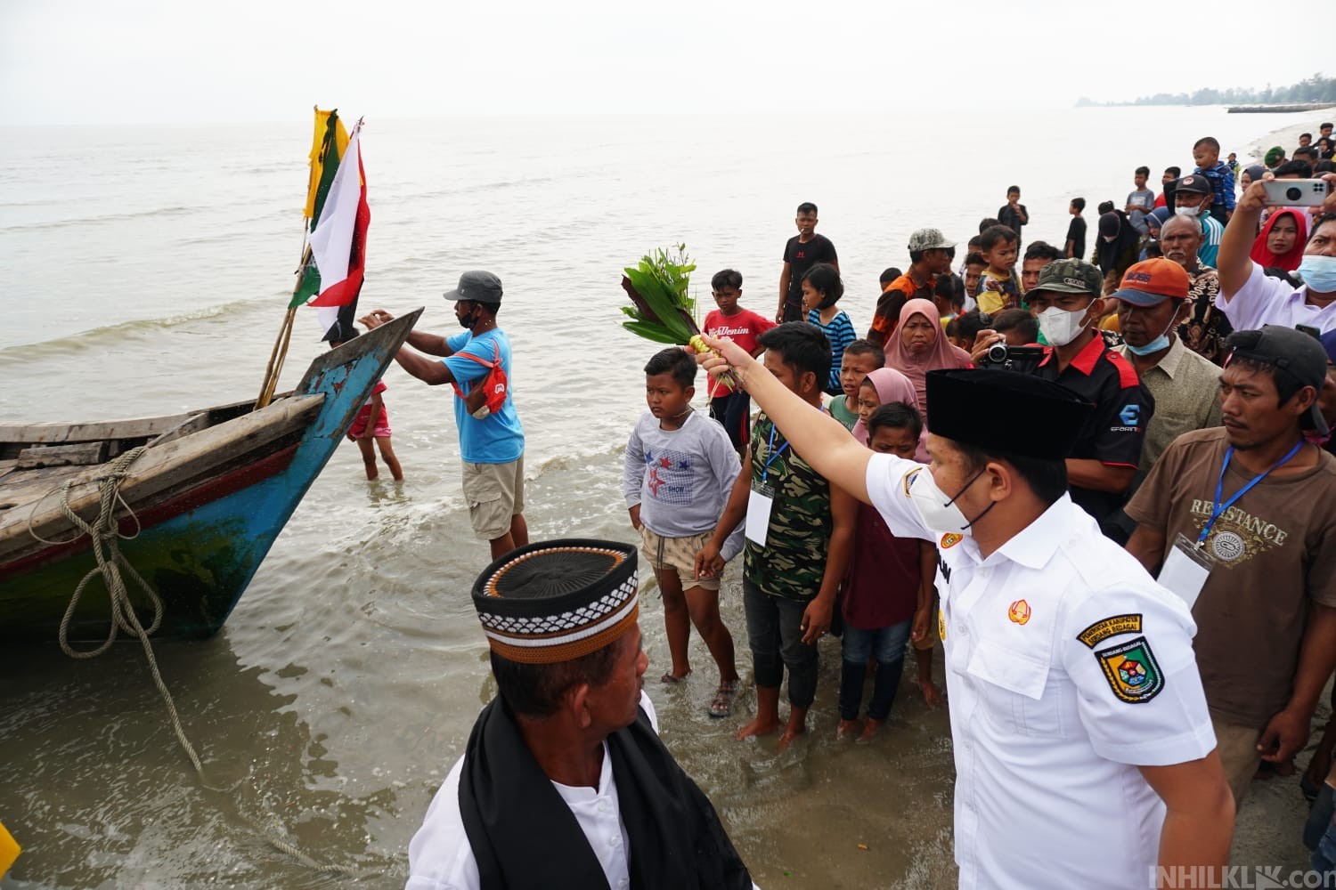 Wabup Adlin Tambunan Hadiri Acara Adat Jamu Laut 
