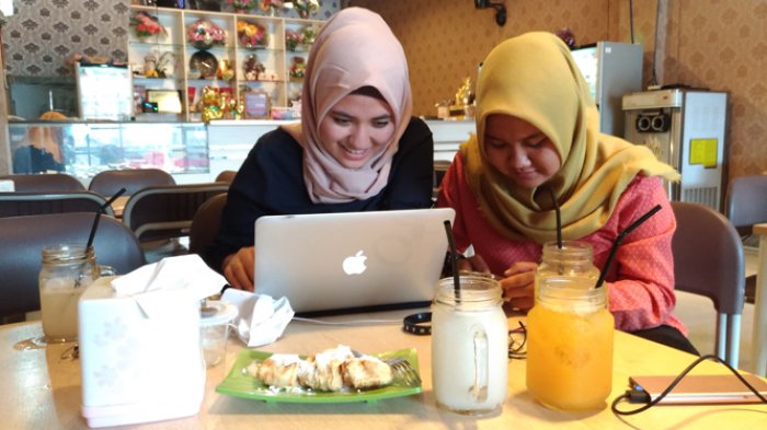 Diberi Salam Saat Sedang Mengunyah Makanan, Wajibkah Dijawab?