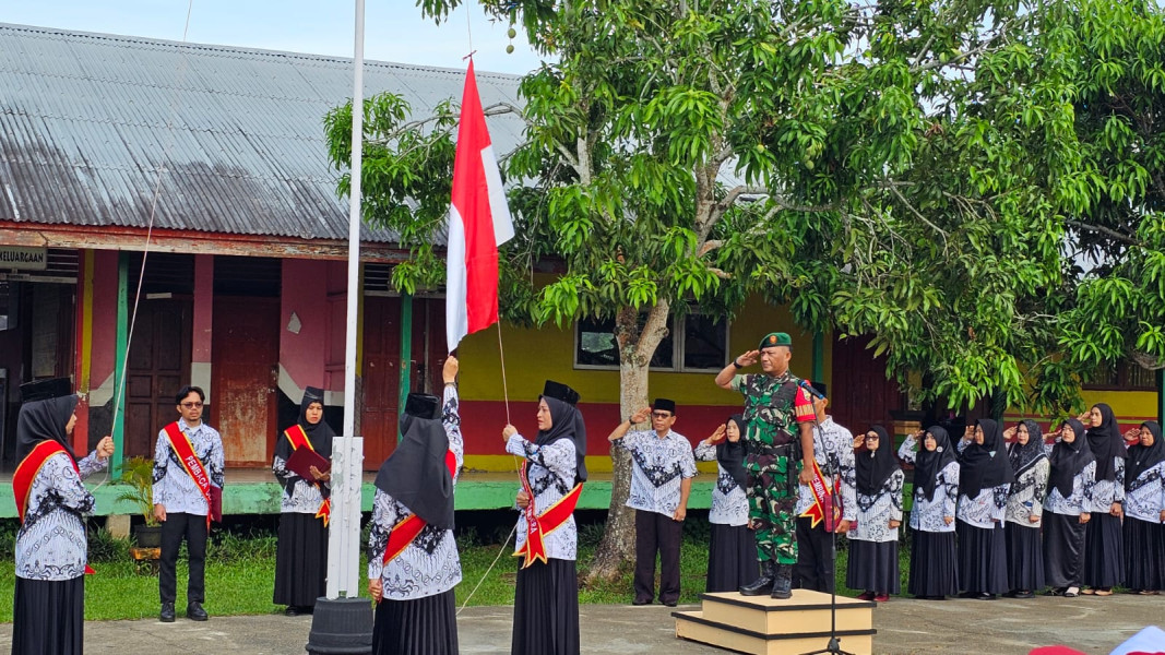 Ikut Peringati HGN, Danramil 06/Kateman Jadi Irup Pengibaran Merah Putih