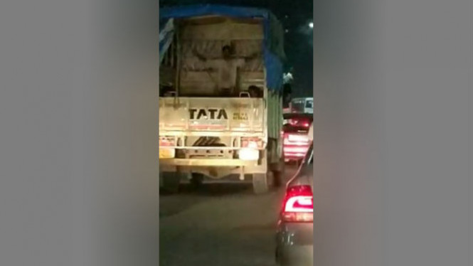 Cara Unik Kernet untuk Menghibur Diri dari Lalu Lintas Padat
