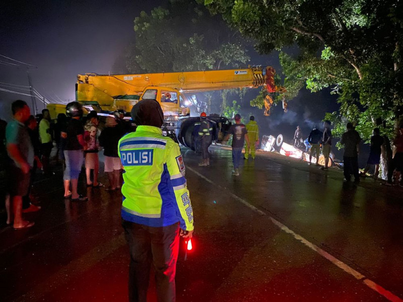 Bus PT RAPP Bawa 45 Penumpang Masuk Jurang, 1 Penumpang Tewas