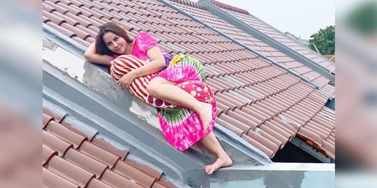 Berjemur di Atas Genteng, Aksi Kocak Artis Nita Talia di Tengah Dampak Corona