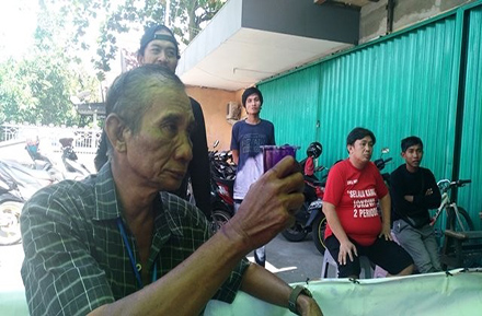 Dikira Kopi, Anggota Linmas Ini Mimun Tinta Pilkada Seteguk