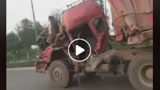 Bagian Depan Hancur, Sopir Truk Melaju dengan Santai di Jalan Tol
