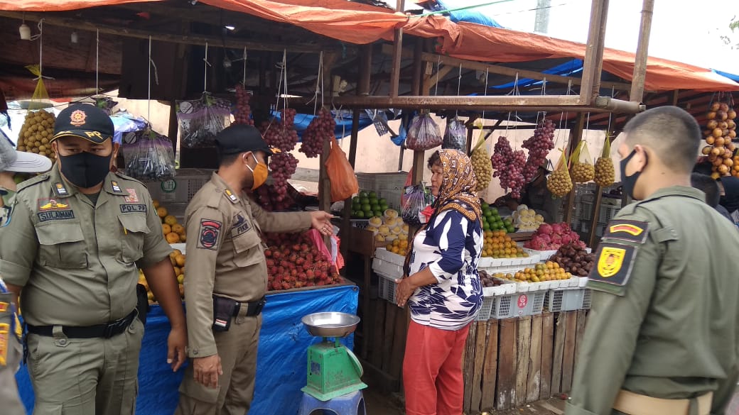 Satpol PP Inhil Tertibkan PKL yang Berjualan di Badan Jalan