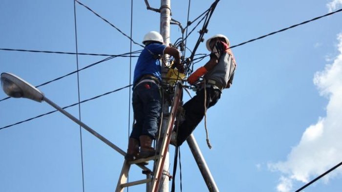 Warga Pekanbaru Takut ada Getaran dan Cahaya Merah Melintas di Jaringan Kabel PLN