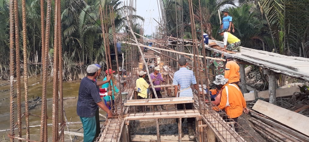 Semangat dan Kekampakan warga serta satgas TMMD ke 106 Pasang Mal Tiang dan Lantei Balok Air