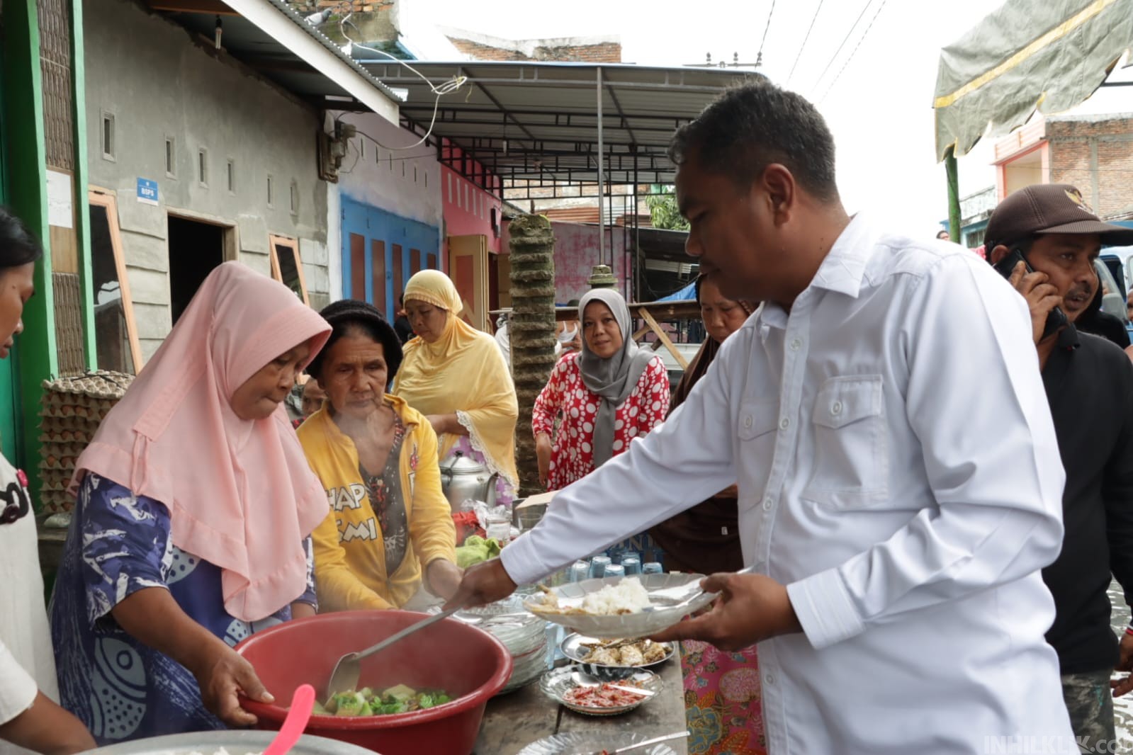 Pantau Kondisi Banjir, Bupati Sergai Makan Bersama Warga Pengungsi