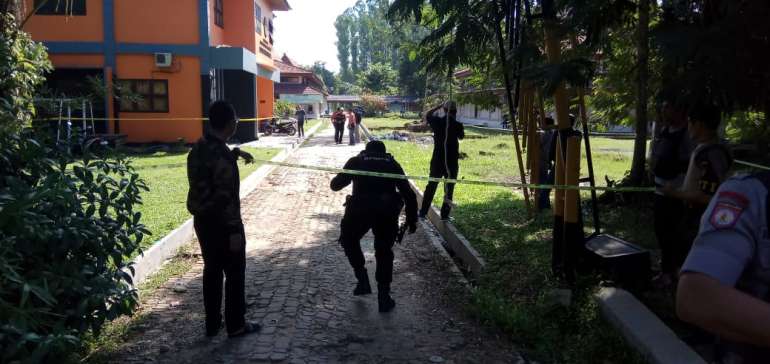 Sejumlah Barang Diangkut Tim Gegana Brimob dari Kampus FISIP Universitas Riau