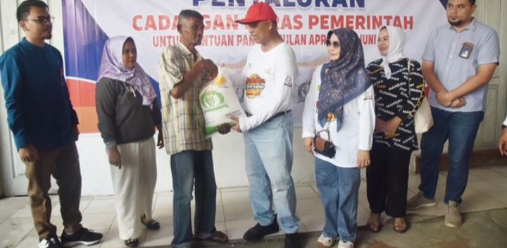Pj Bupati Inhil Serahkan 31,320 Ton Cadangan Beras Pemerintah