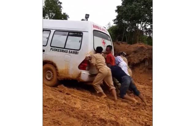 Aksi Petugas Medis Dorong Mobil di Jalan Rusak Ini Menuai Simpati