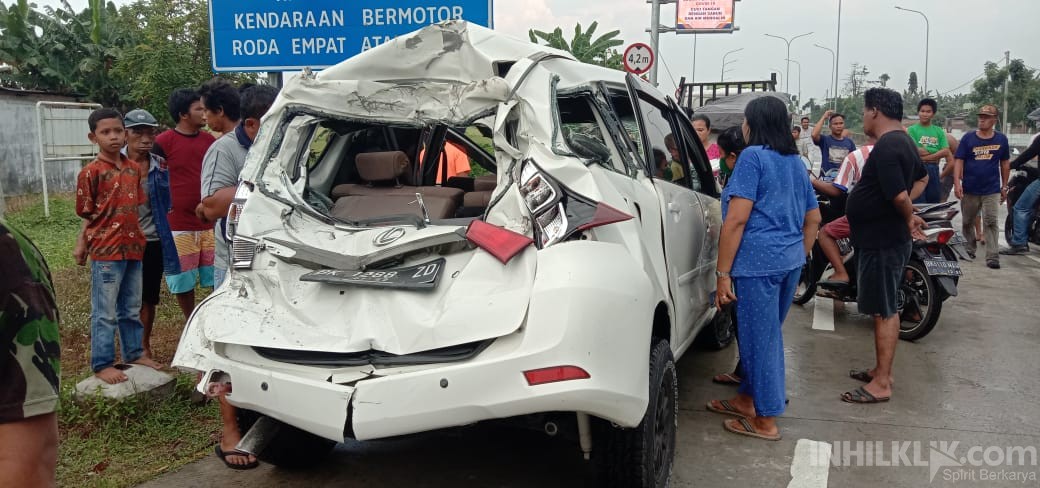 Brak,! Dump Truk Oleng Tabrak Minibus di Lubuk Pakam