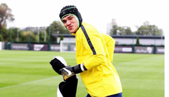 Masih Jadi 'Frankenstein', Kiper ManCity Siap Main di UCL