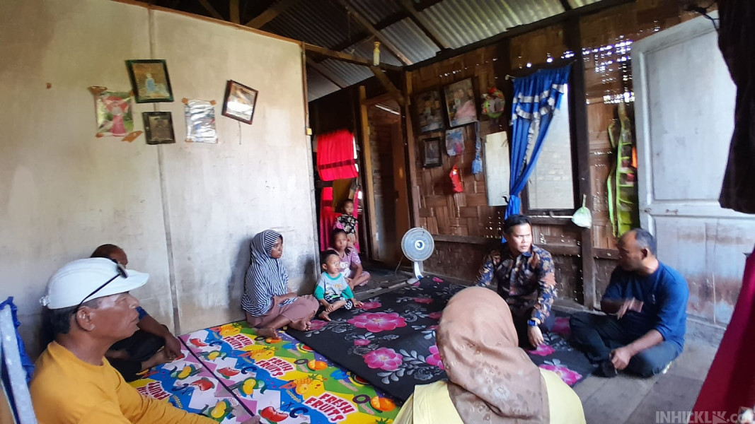 Wabup Adlin Tambunan didampingi Ketua HNSI Sergai Kunjungi Seorang Korban Selamat Tenggelamnya Kapal Pengangkut TKI