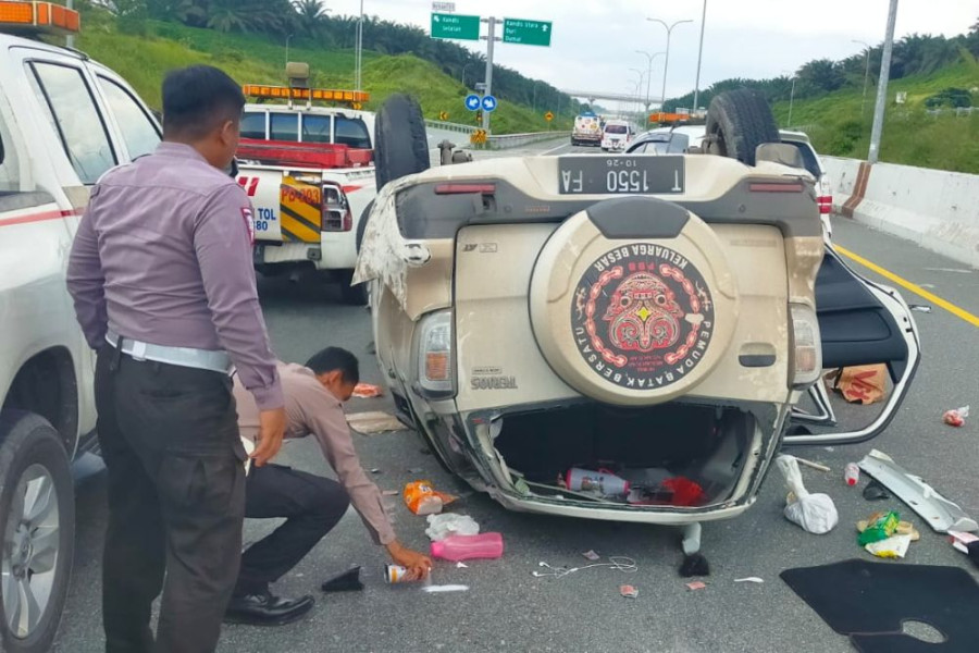 Minibus Terguling di Tol Pekanbaru-Dumai, 4 Orang Luka-luka