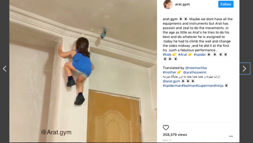 Hobinya Merayap di Tembok, Bocah Ini Dijuluki 'Spider Boy'