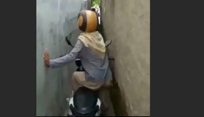Kocak, Cewek ABG Histeris Nyangkut di Gang Sempit