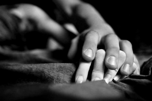 Di Kampar, Suami Pergoki Istri Yang Setengah Telanjang Sambil Bercumbu Mesra Bersama Pria Lain