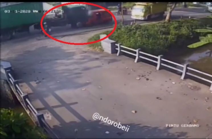 Ngeri... Ini Video Detik-detik Angkot Dihajar Dua Truk di Jalur Pantura
