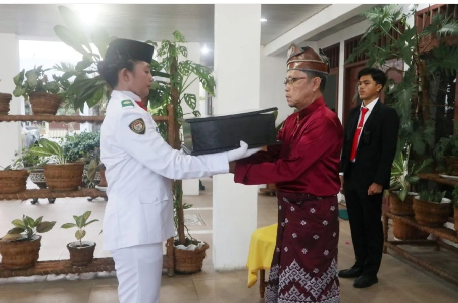 Bupati Inhil Terima Bendera Duplikat Merah Putih dari Paskibraka