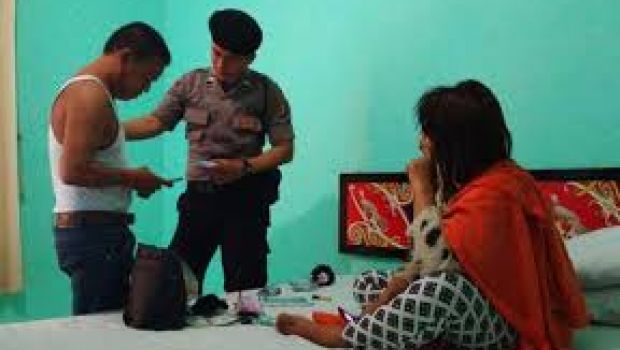 Sudah Lepas BH, Bidan ini Digrebek Suami Asyik Indehoy dengan Mantan