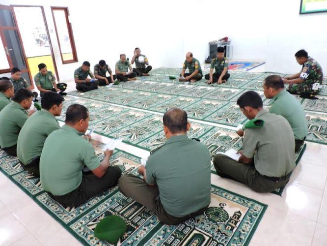 Usai Melaksanakan Apel Pagi Anggota Kodim 0314/Inhil Melaksanakan Kegiatan Yasinan