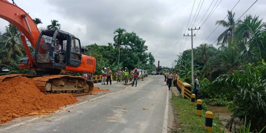 Kapolres Inhu Kawal Perbaikan Jalan Lintas Timur yang Ambruk