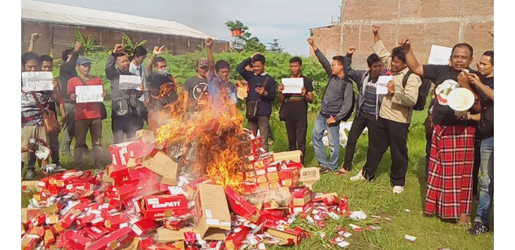 Tolak Pembatasan Registrasi NIK dan KK, Outlet Bakar Ratusan SIM Card Perdana