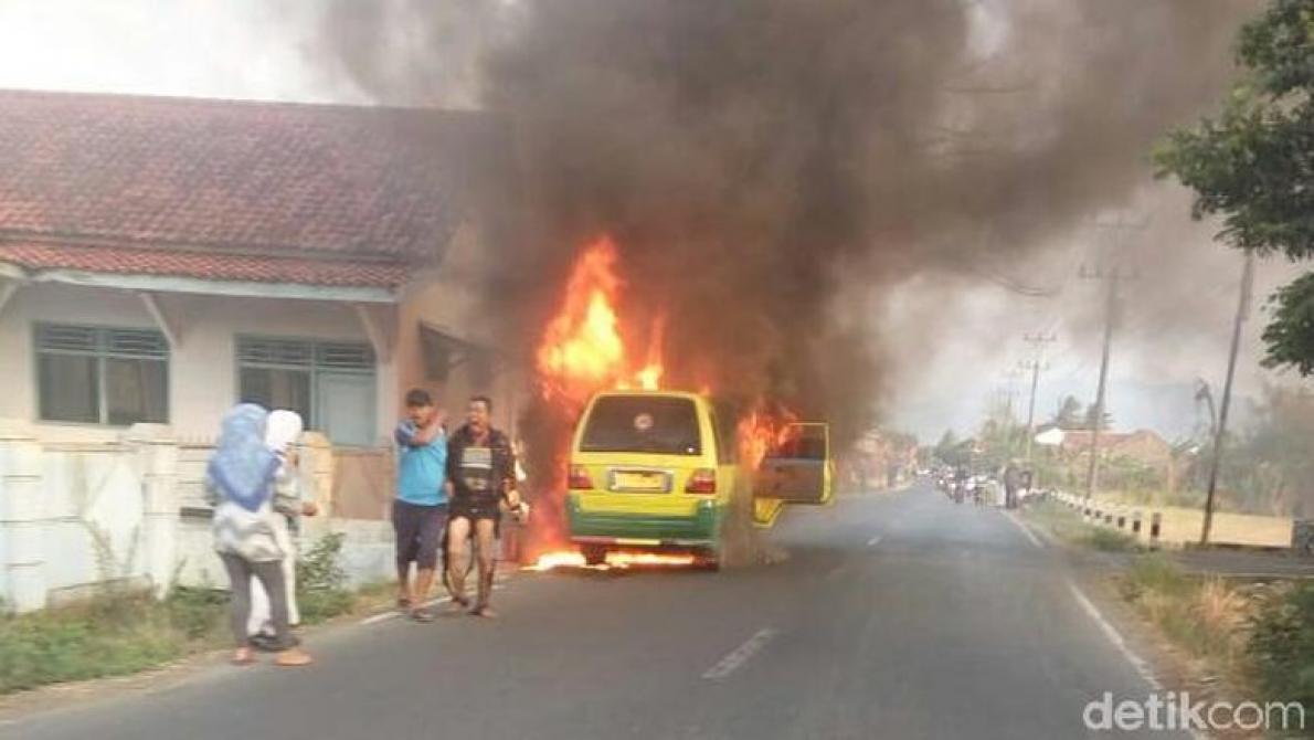 Mobil Angkut Ludes Terbakar Tewaskan Seorang Penumpangnya