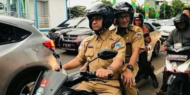 Bonceng Sandi, Anies Naik Motor Tembus Kemacetan Mampang Prapatan