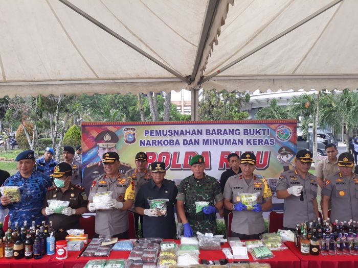 Polda Riau Memusnahkan Barang Bukti Narkoba dan Miras