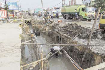 Ceceran Tanah Timbun Kotori Jalan Arifin Achmad