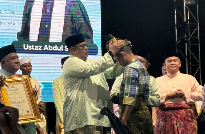 UAS Dapat Anugerah Murabbi Nusantara dari Kerajaan Negeri Melaka