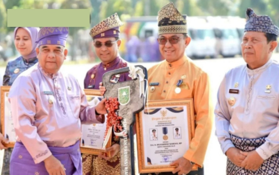 Bupati Inhil Terima Lencana Wira Bina Desa di Hari Jadi Provinsi Riau ke-66