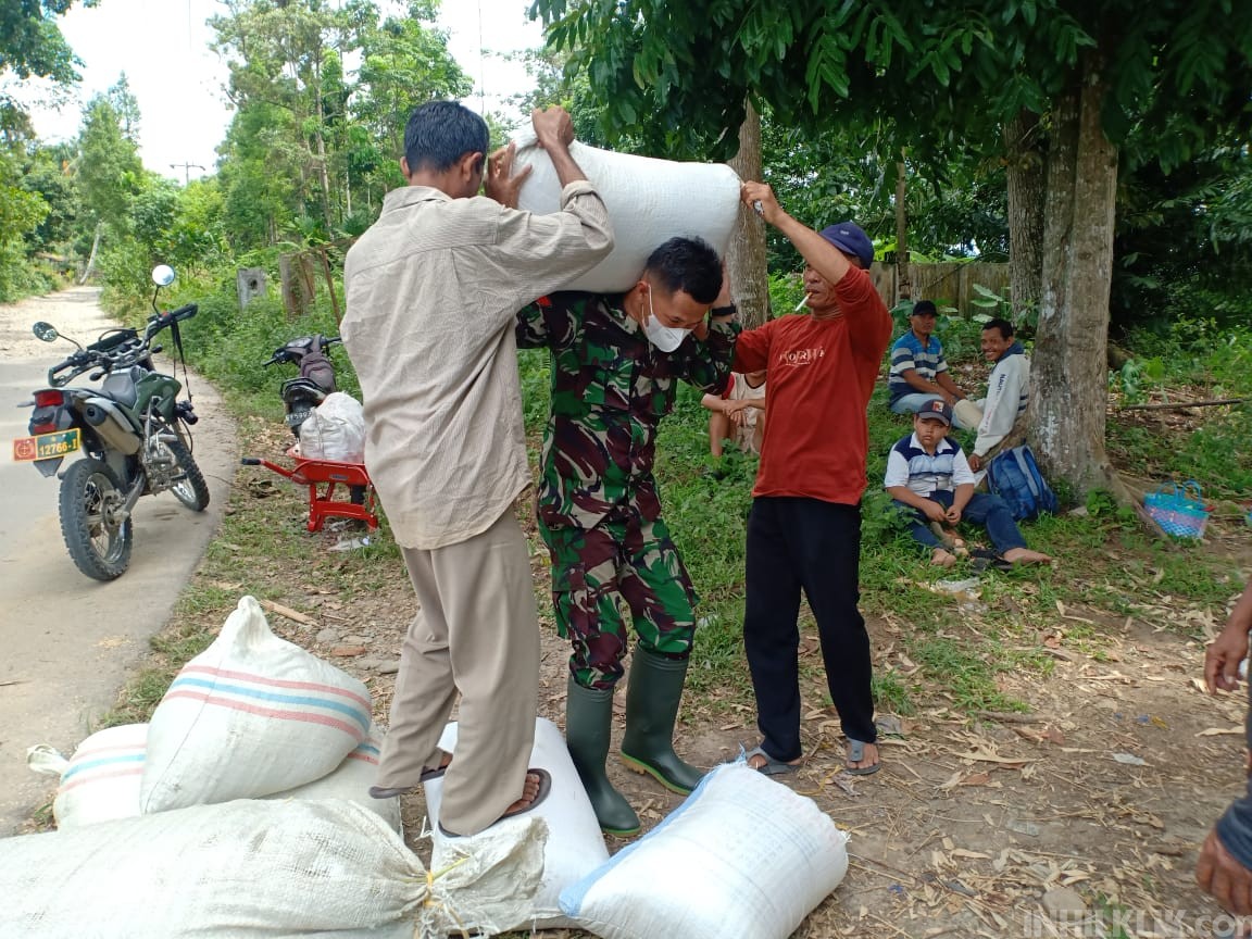 Kiat Personel Satgas Rebut Hati Rakyat di Lokasi TMMD Kodim DS 