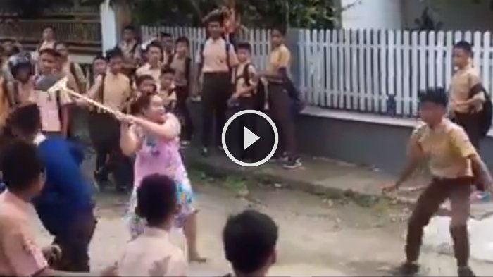 HEBAT NIH. Emak ini Bubarkan Tawuran Pelajar Hanya dengan Sapu