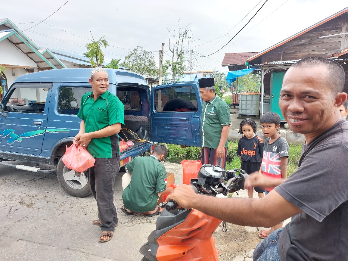 PKB Inhil Bagikan Menu Berbuka di Kelurahan Taga Raja Kateman