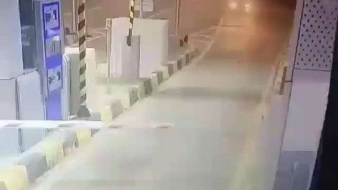 Cara Sopir Tempel Kartu E-Toll Ini Bikin Ngakak