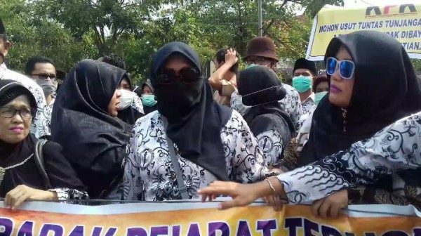 Sambil Menangis, Guru Pekanbaru Akui Banyak Dapat Intimidasi Sebelum Melakukan Unjuk Rasa