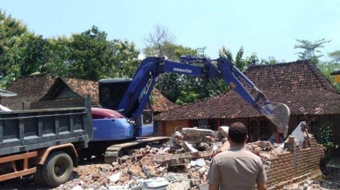 Kisah Perselingkuhan Suami Hingga Istri Robohkan Rumah Pakai Alat Berat