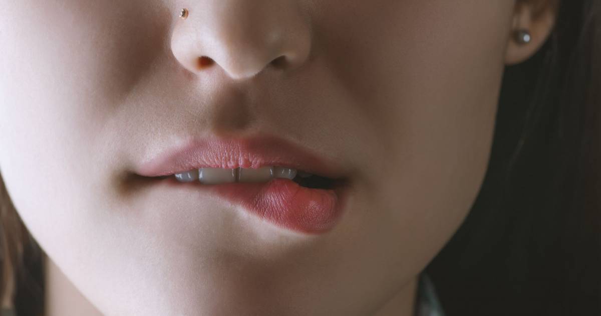 Alasan Mengapa Wanita Mengigit Bibir Terlihat Lebih Seksi