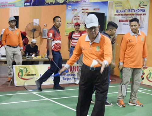 Dibuka Bupati Inhil, Turnamen Badminton Diikuti Puluhan Peserta hingga Luar Provinsi