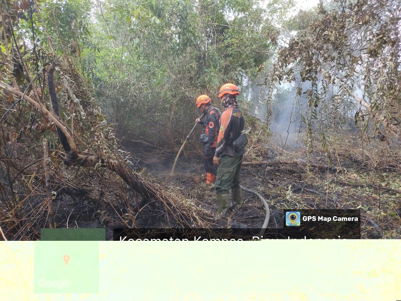 Bupati Herman Instruksikan BPBD Koordinasikan Pemadaman Karhutla menggunakan Water Booming di Pekan Tua dengan BNPB