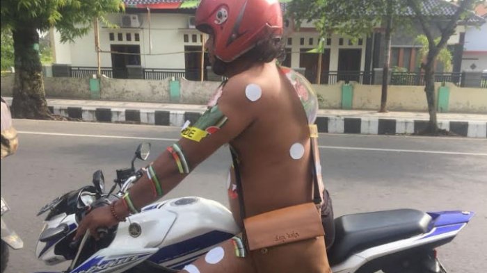 Ngakak... Penuhi Nazar Pilkada, Eros Hanya Bercelana Dalam Naik Motor Keliling Kota, Ini Fotonya