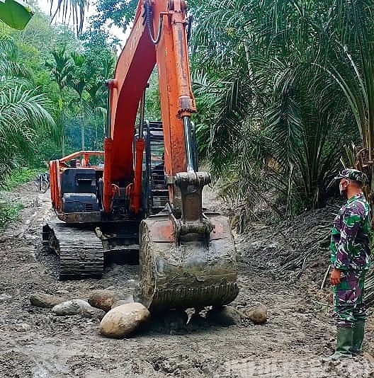 Satgas Kodim 0204/DS Terus Maksimalkan Backhoe untuk Percepatan Pembangunan Jalan TMMD 