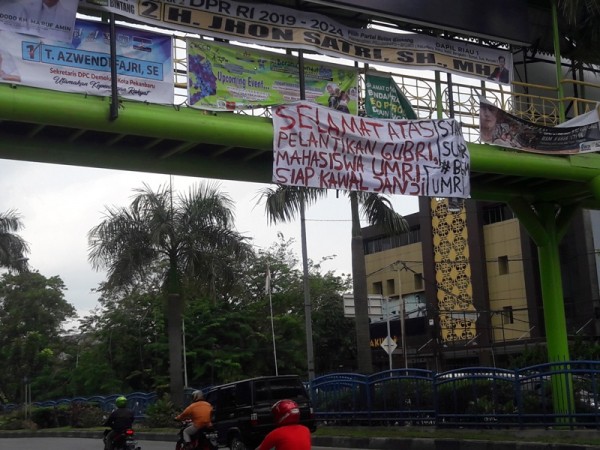 Spanduk Siap Kawal Janji Syamsuar Juga Terpampang di JPO Sudirman