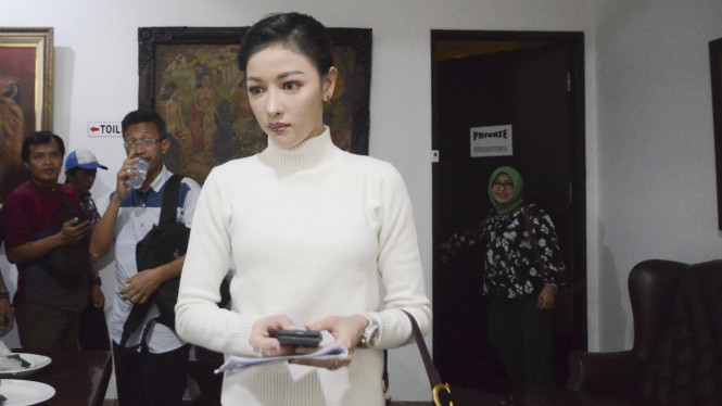 Menangis, Siwi Sidi Bantah Jadi Gundik Bos Garuda