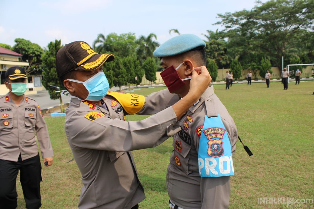 Kapolres Sergai Bagikan Masker Kepada Personel
