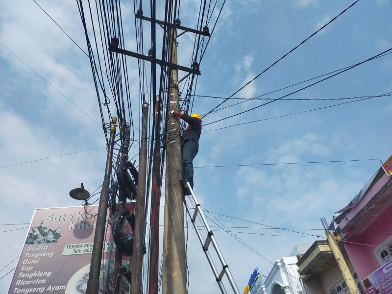 Tingkatkan Keandalan Jaringan, PLN Icon Plus Sumbagteng Lakukan Penataan Kabel FO