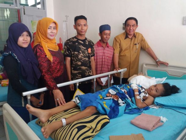 Didampingi Istri, Bupati Inhil Jenguk Bocah Penderita Tumor Ganas di Pekanbaru